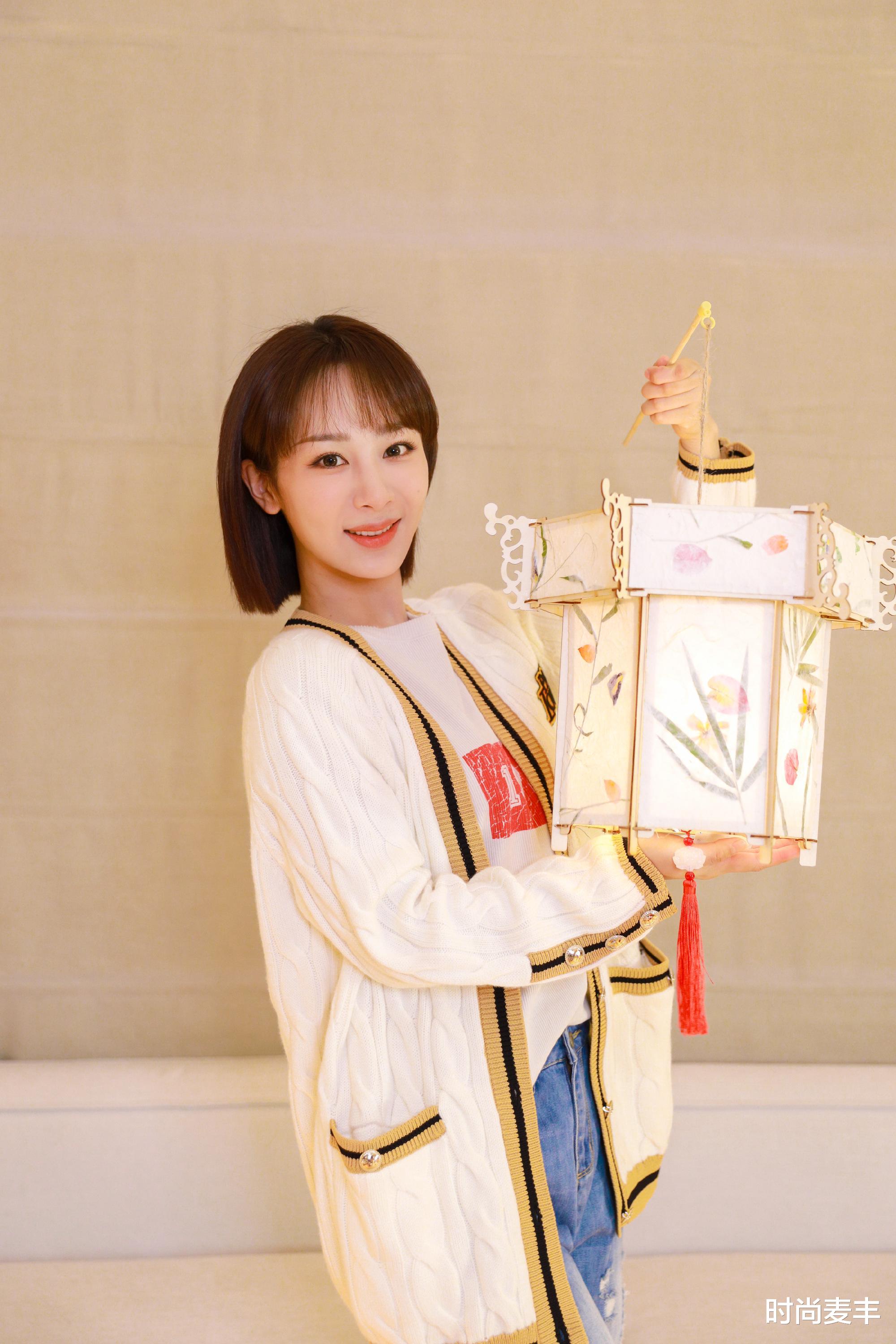 穿衣搭配|杨紫过春节却显清瘦，瓜子脸愈发明显，针织衫知性轻熟风