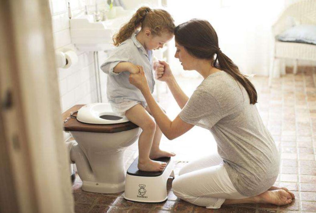 急诊室老苗|“把尿”还是“尿不湿”?等到孩子上学后,3个差距就显现出来了