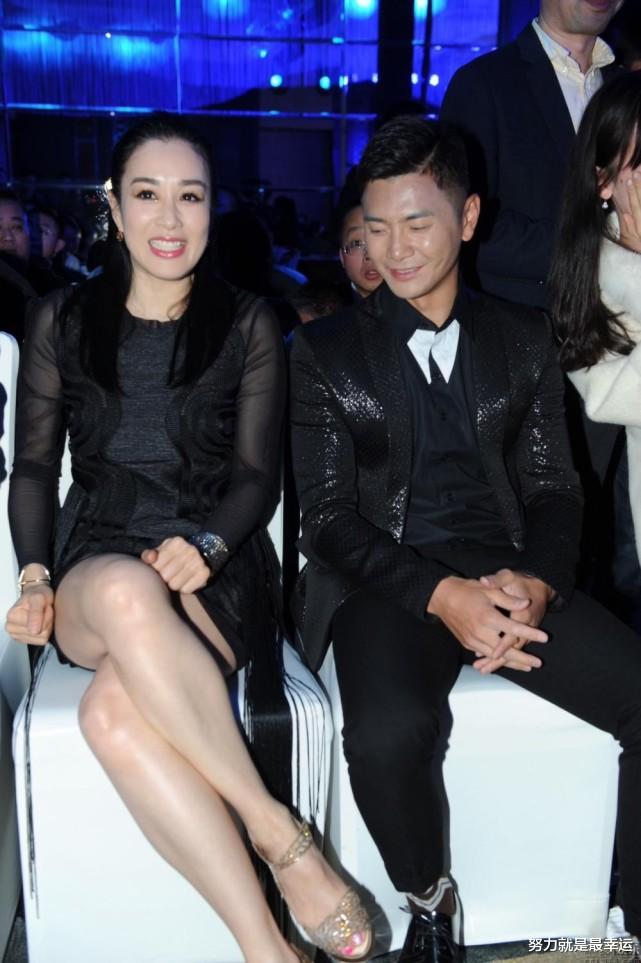 王祖贤|钟丽缇扮演主播，穿西装领口开的很低，素颜戴眼镜也遮不住老态！