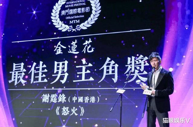 谢霆锋|谢霆锋现身吃路边摊，直接坐在马路旁边毫不在意，路人也不去打扰