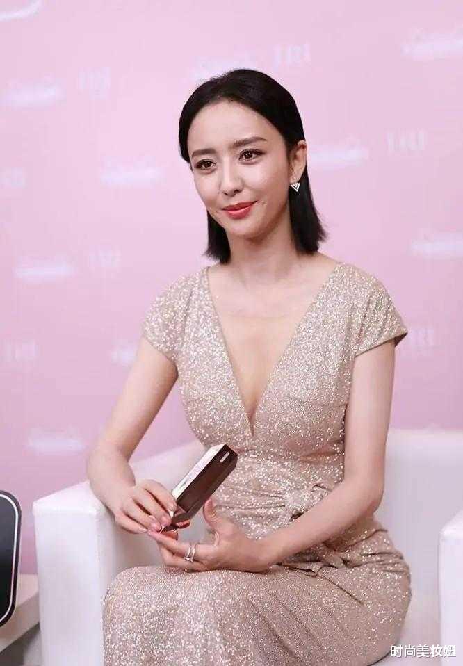 时尚美妆妞|被佟丽娅的身材迷住，穿裸色连衣裙腰臀比太完美，这身材我酸了