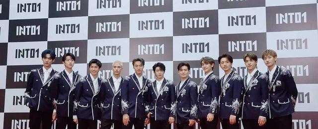 凉白动漫大家族 《创4》学员太爱看热闹！围观黄牛打架后，又有学员逛街看狗打架