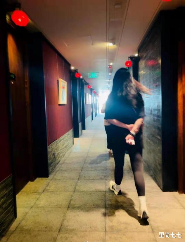 靳东|靳东妻子罕见晒亲子照，她一身运动风却暴露肌肉腿，儿子好秀气