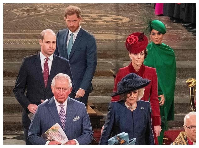 梅根與英王室巔峰對決一觸即發，94歲女王從容邁著小碎步款款而來-圖3
