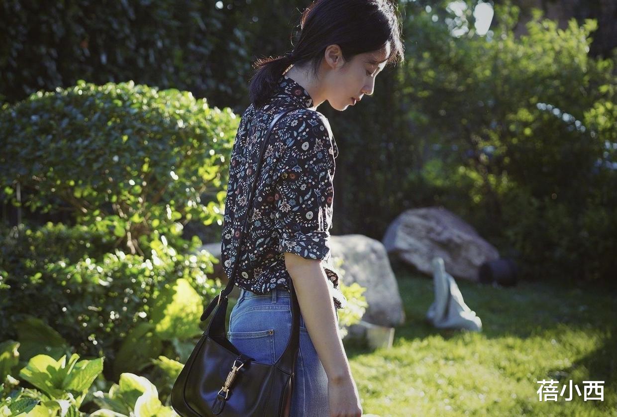 衬衫|58岁毛阿敏穿搭真时髦，花衬衫配五分裤，一头奶奶灰短发好吸睛