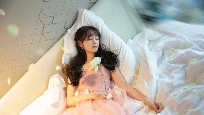 郑爽|郑爽遭到封杀后，张翰妈妈感慨：还好当时反对两人恋情