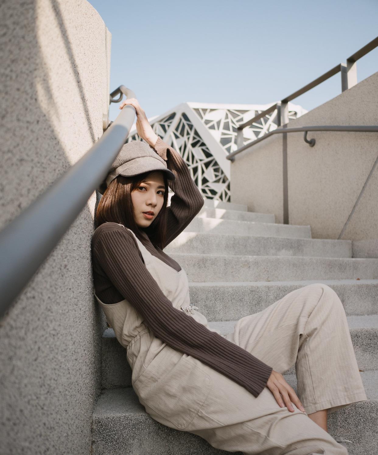 百里守刖|咖色的针织衫,长袖的设计适合初秋的季节穿搭,时尚又复古