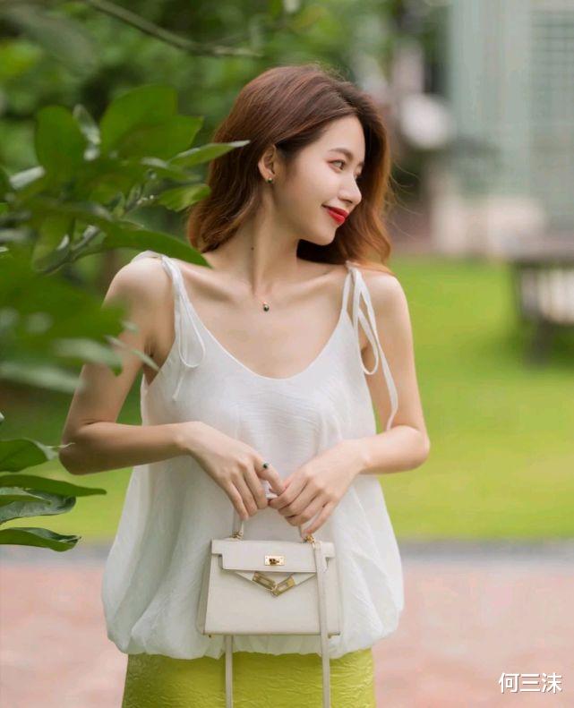 何三沫|初秋穿搭不用纠结，有气质的穿搭或俏皮穿搭，都是不错的选择