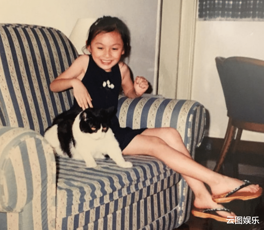 林俊贤|林俊贤时隔10个月与女儿团聚，挽手比心显温馨，61岁长居内地生活