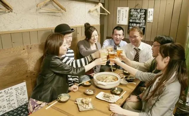 |饭局上，不主动转桌子的人，往往是这3种人，很准别不信