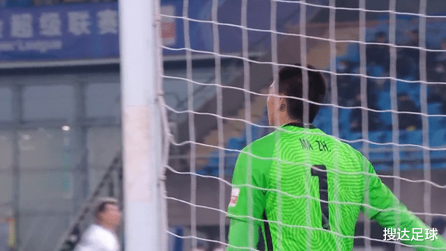 var|1-1！中超保级组离谱一战：互相送礼，门将2次致命失误，快急哭了