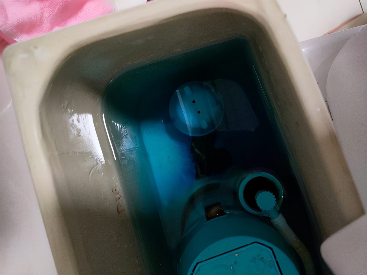 “使用蓝色洁厕块相当于自杀”，是谣言还是真事？终于有真相了