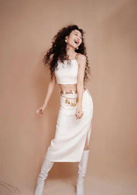 王鸥|王鸥穿吊带白裙秀香肩和美背！雪肤玉貌太性感火辣