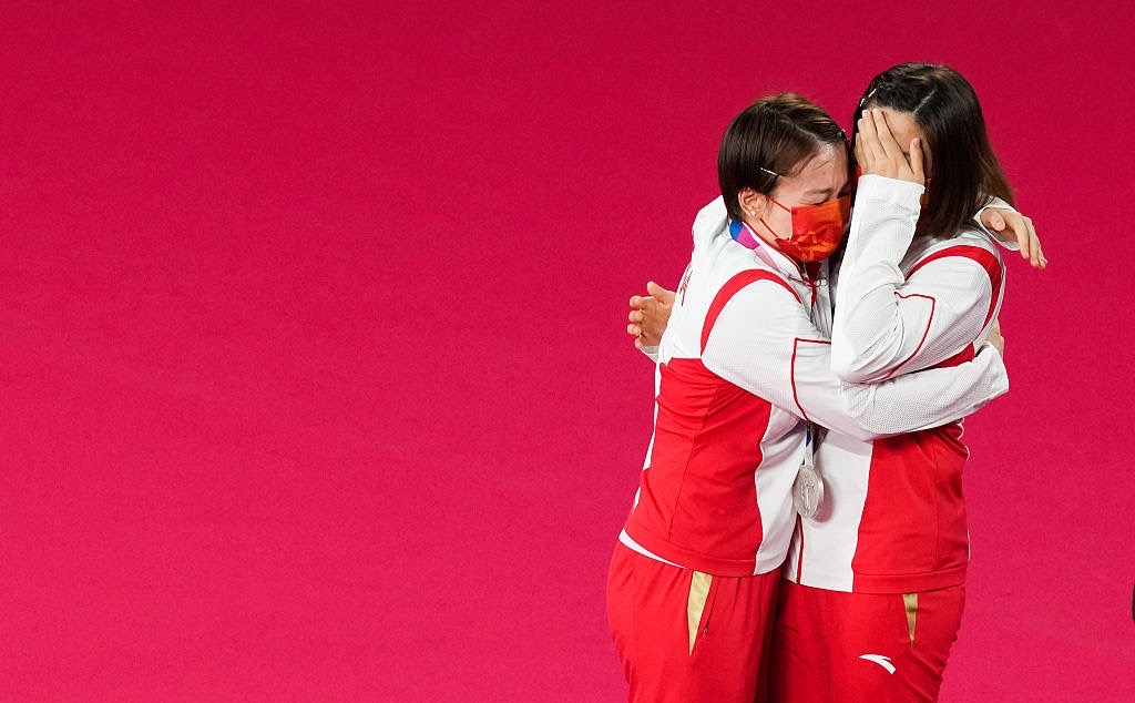 潮帮先生|“凡尘组合”失金牌相拥而泣，穿红白颁奖服眼含热泪，太让人心疼