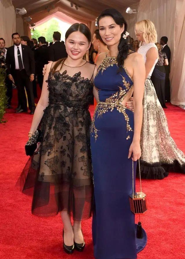 邓文迪|邓文迪越老越敢穿,围个“肚兜”就走红毯,难怪52岁还牵手小鲜肉