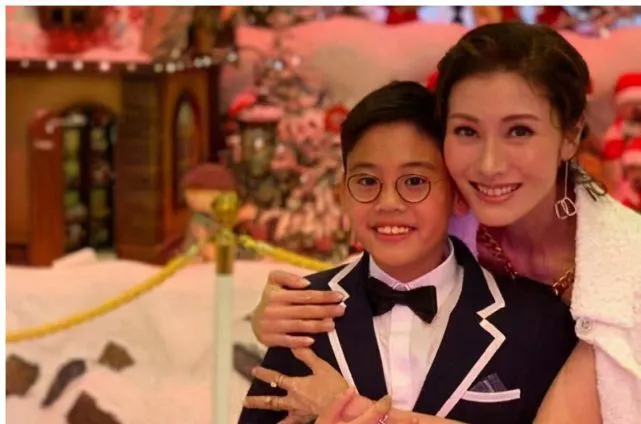 李嘉欣|豪门母子就是不一样！李嘉欣穿蕾丝裙变名媛，儿子没浪费美貌基因