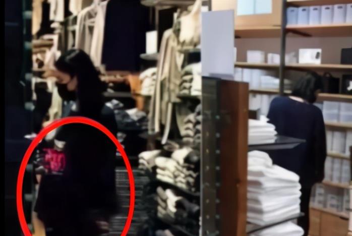 王菲|51岁王菲产子疑遭实锤！前经纪人买大量日用品，本人还现身母婴店