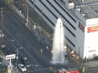 别墅 “老家的别墅房终于要完工了，可总觉的哪里不对...”哈哈哈阳台好奇怪啊