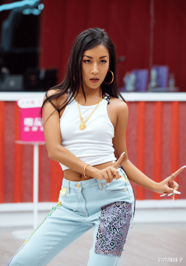 时尚辣妹子|吉克隽逸挑战“闪紫裤”，明艳晃眼显腰细，不愧是“内娱黑美人”