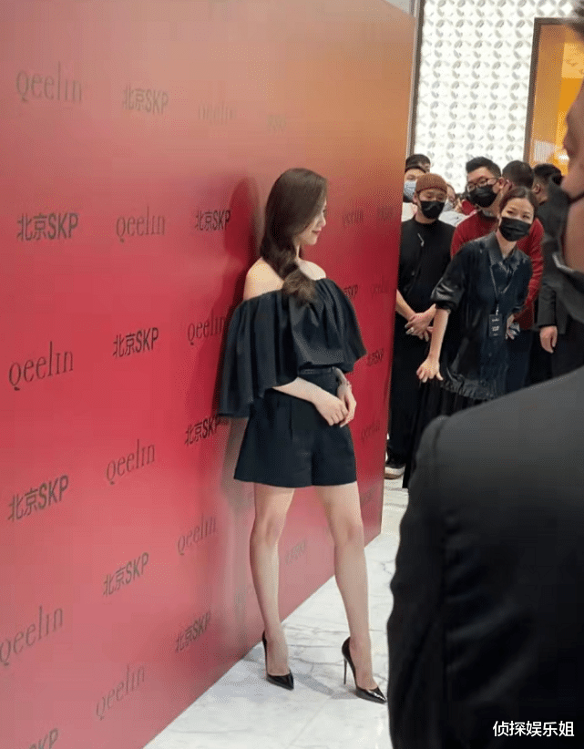 黄晓明|刘诗诗穿露肩装亮相,与旁人形成两季穿搭,鞋跟高得能直接跳芭蕾