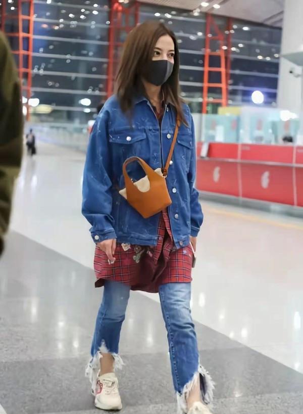 赵薇|赵薇国外亮相衣品真棒，穿皮衣搭牛仔裤瘦出“小鸟腿”，哪像44岁