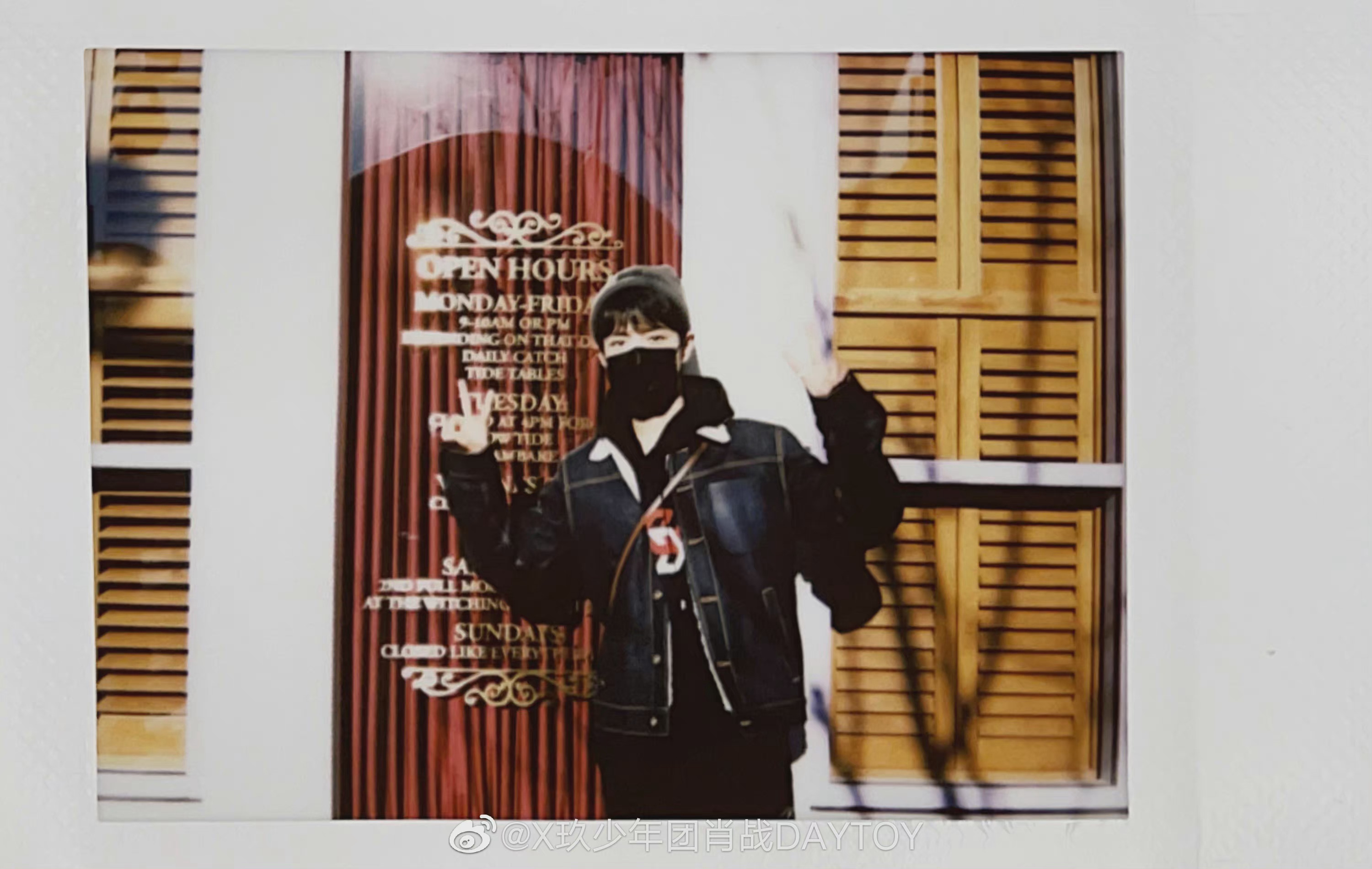 成龙|肖战晒压箱底库存照，毛线帽＋拍立得也太可爱了，满满少年感