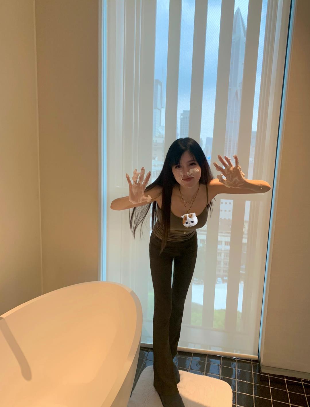 林小雪|By2孙雨拍户外写真，穿紧身上衣身材超好，全程未见姐姐孙涵！