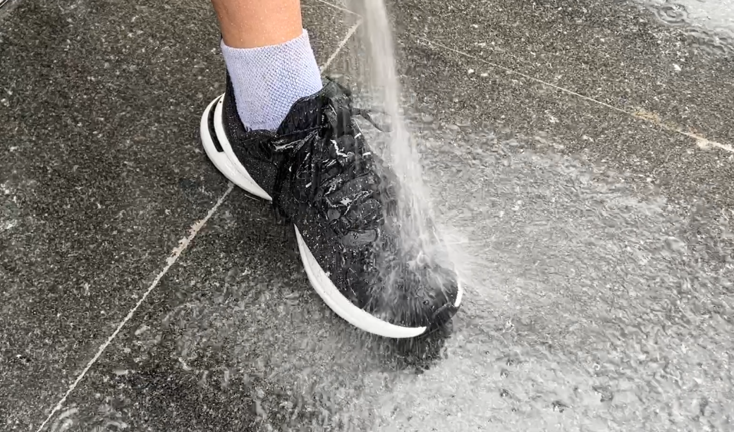 跑鞋|国产超弓虽防水跑鞋，YYDS!