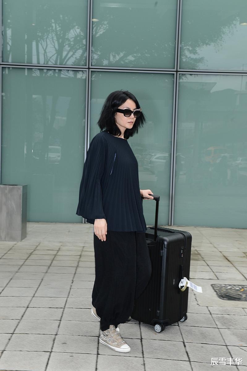 辰雪丰华 王菲私下打扮得好随意，穿一条灯笼裤就出门，松松垮垮却很时髦