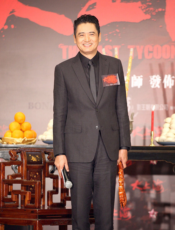 全球时尚号|周润发获博士学位，满头白发依然很帅气，和粉丝合影暖心低姿态