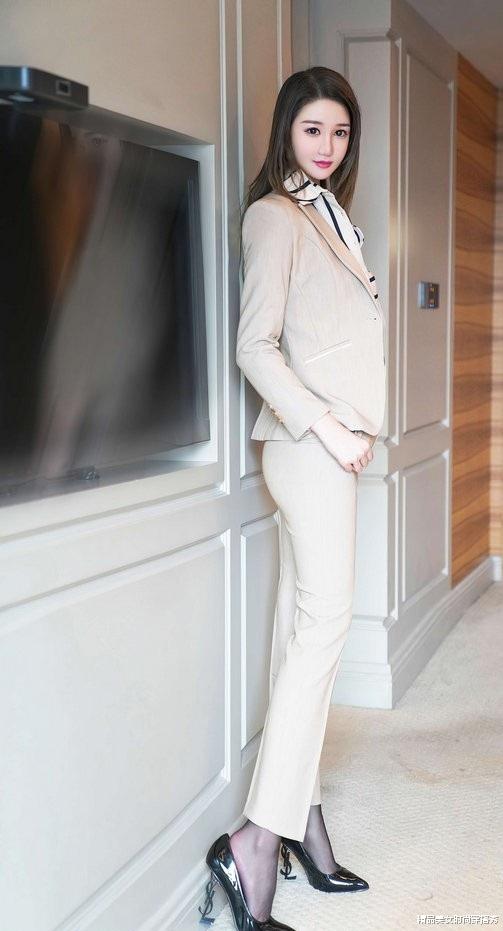 |职场穿搭不需要过于的有压迫感,知性优雅的搭配更显女人味