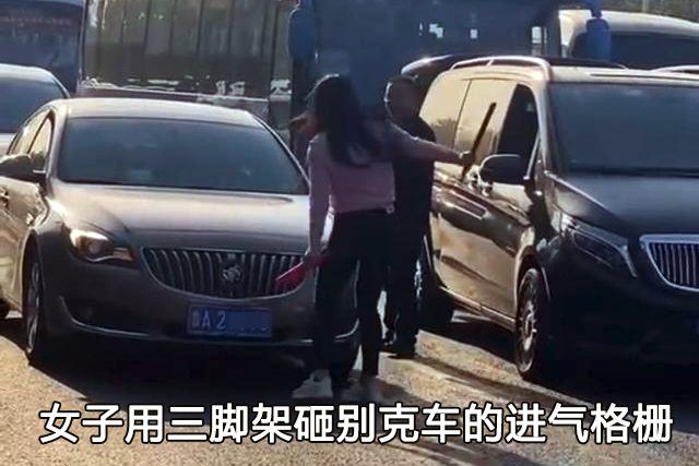 聊通社 山东济南，一男子“别车”惹怒女司机，网友：女子本弱，为母则强