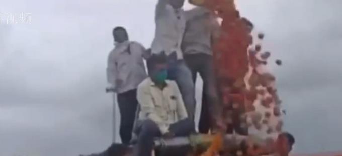 宓听枫|当街倾倒!印度农民不满西红柿价格暴跌,成箱倒掉