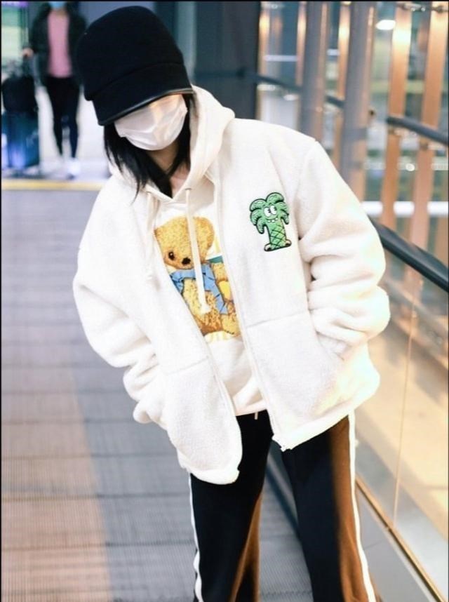 迪丽热巴|谢娜离开《快本》？行程公开未前往长沙录制，现身机场带粉丝奔跑