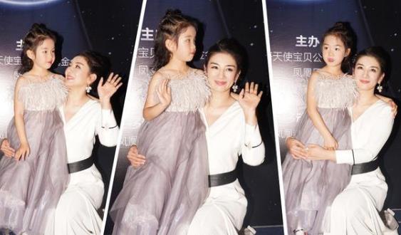 黄奕|黄奕跟女儿小芊玲同台，穿母女装宛如小公主，遗传了妈妈的高颜值