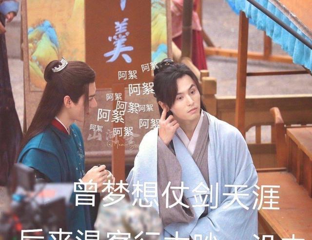 张哲瀚|张哲瀚开工照上热搜，曾因不想被叫老婆故意素颜大裤衩出街？