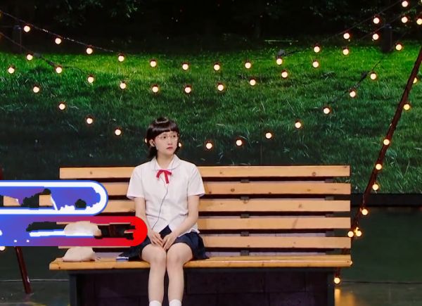 关晓彤|关晓彤舞台忘记穿一分裙,直接弯腰拿东西,华晨宇反应暴露素质