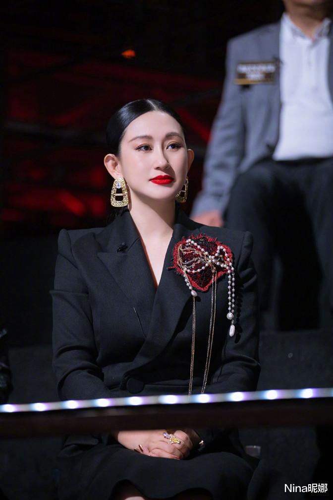 Nina昵娜 张丹露高调为丈夫打call,穿西装裙戴胸针阔太打扮,赵文卓真有福气