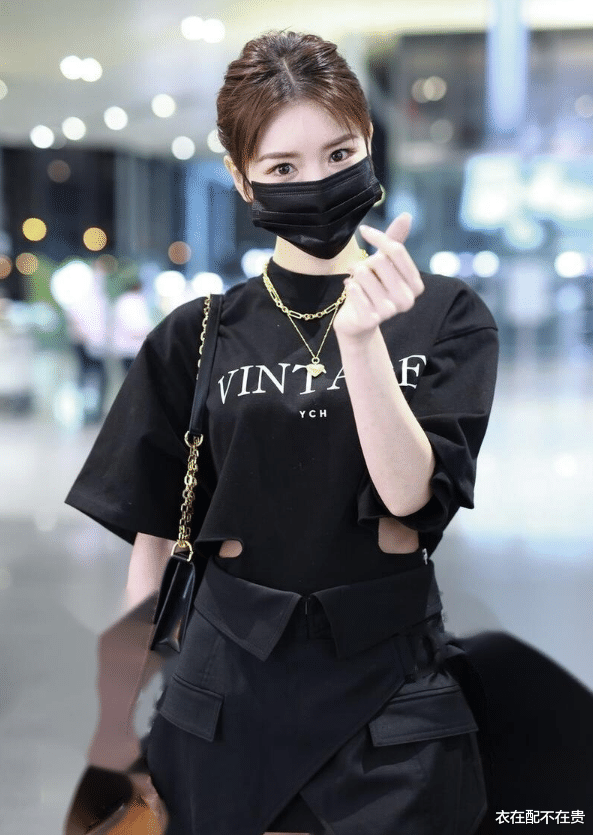衣在配不在贵|毛晓彤嫌T恤太普通，剪2个洞才出门，配色看似简单，却挺有新潮感