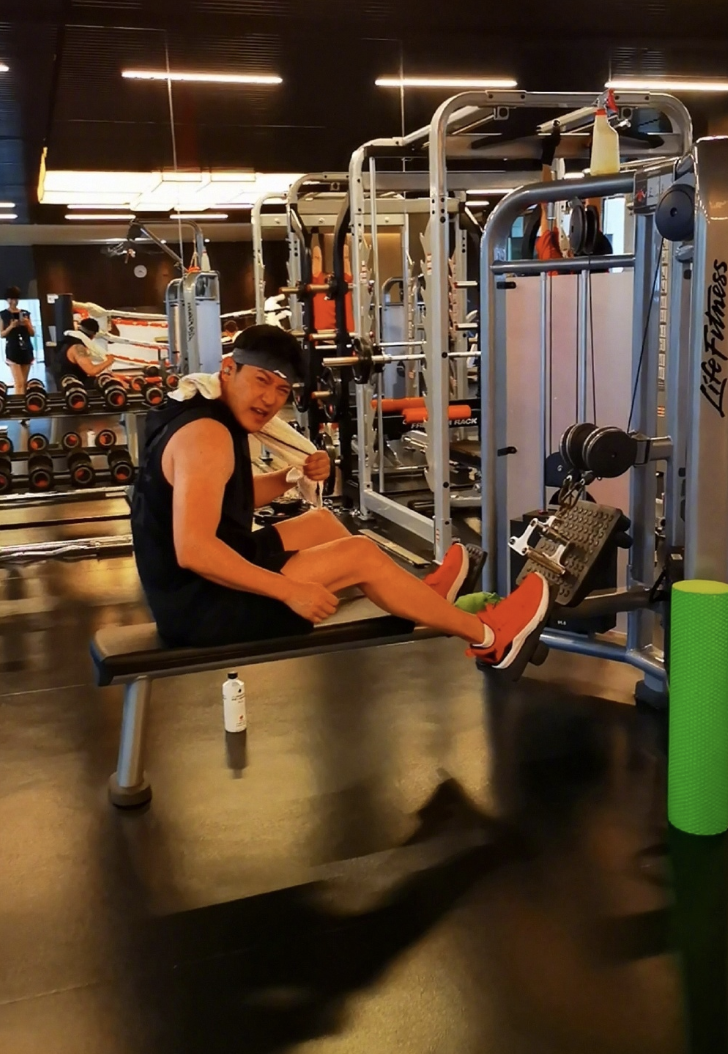 陆毅|陆毅生日晒家人和健身照，46岁身材健硕不油腻，贝儿超过爸爸肩膀