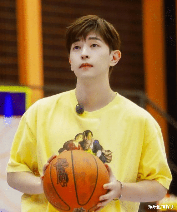 邓伦|29岁邓伦出席晚宴，被杨天真拍进视频，评论区“一片沸腾”