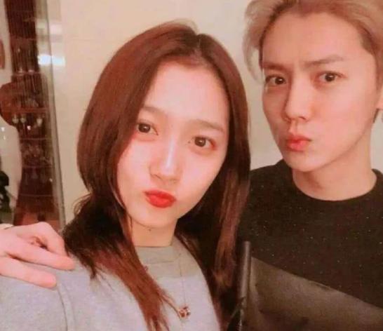 关晓彤|关晓彤深夜街头喝酒，穿着暴露不忘自嗨，网友：跟鹿晗各玩各的？