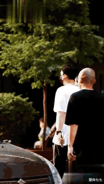 王思聪|王思聪罕和堂妹逛街，表妹满身大牌五官扁平，镜头前遮挡太不自信