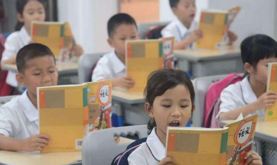 中小学|“我一个月工资就买一套校服？”小学生天价校服曝光，就长这样？