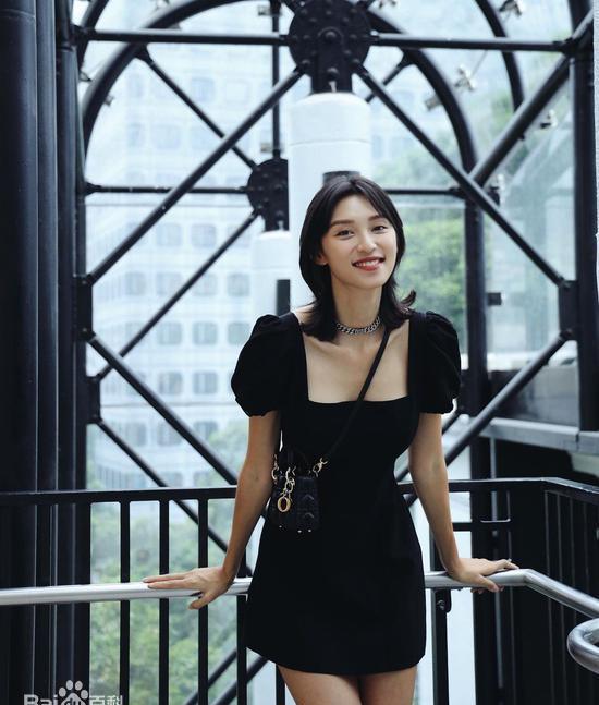 明星|17岁当模特终成演员，25岁不惧争议未婚生女，她带孩子嫁明星老公