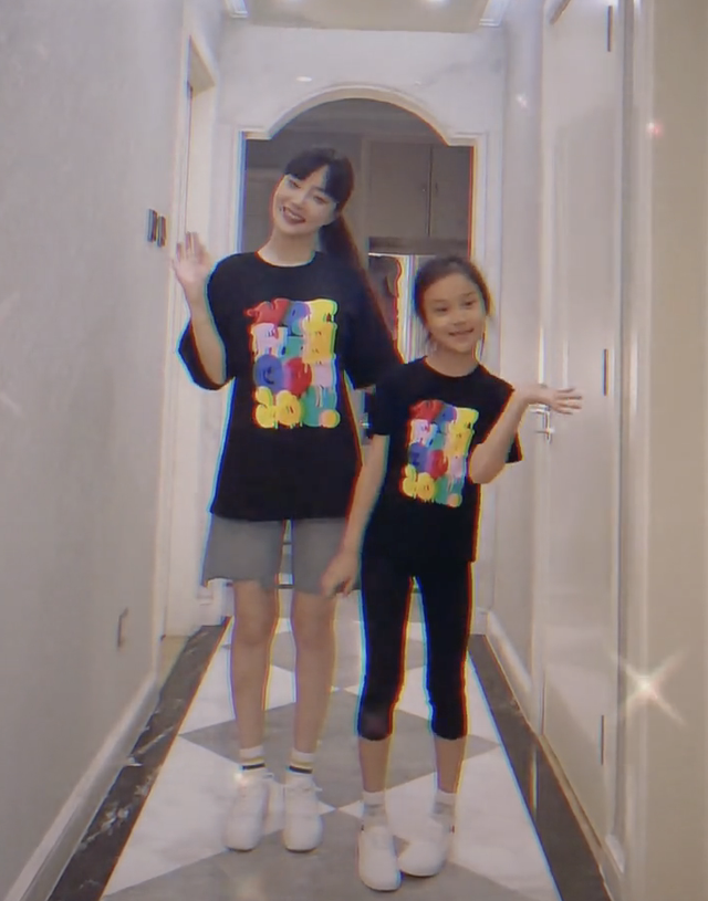 李小璐|李小璐母亲节秀母爱,甜馨身高直逼妈妈肩膀,母女变装风格百变