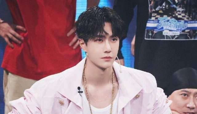 王一博|王一博姐姐像韩剧女主，妈妈年轻时更是惊艳，家族基因太强大了