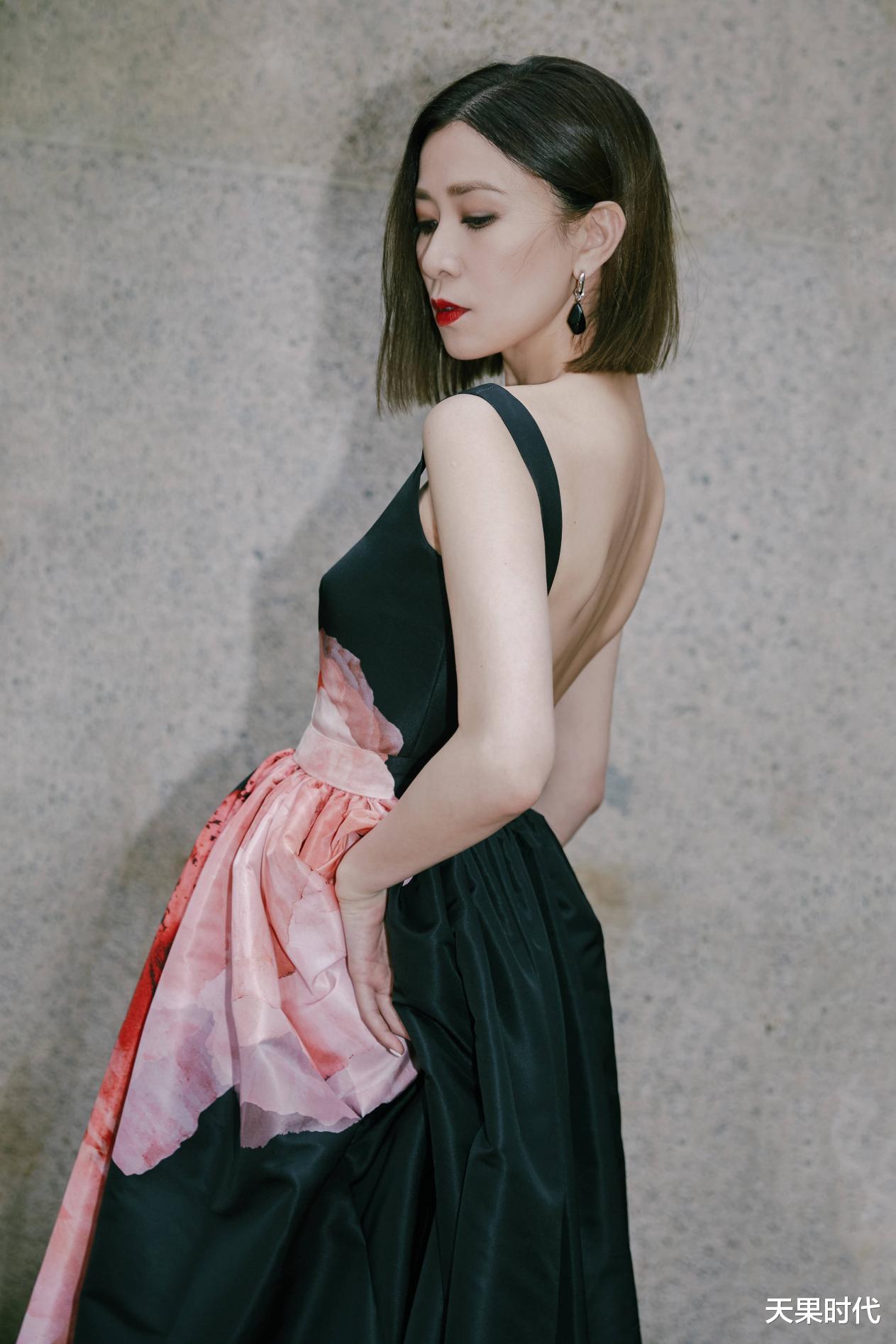 天果时代 佘诗曼的气质一般人学不来，印花吊带长裙配靴子，气场全开