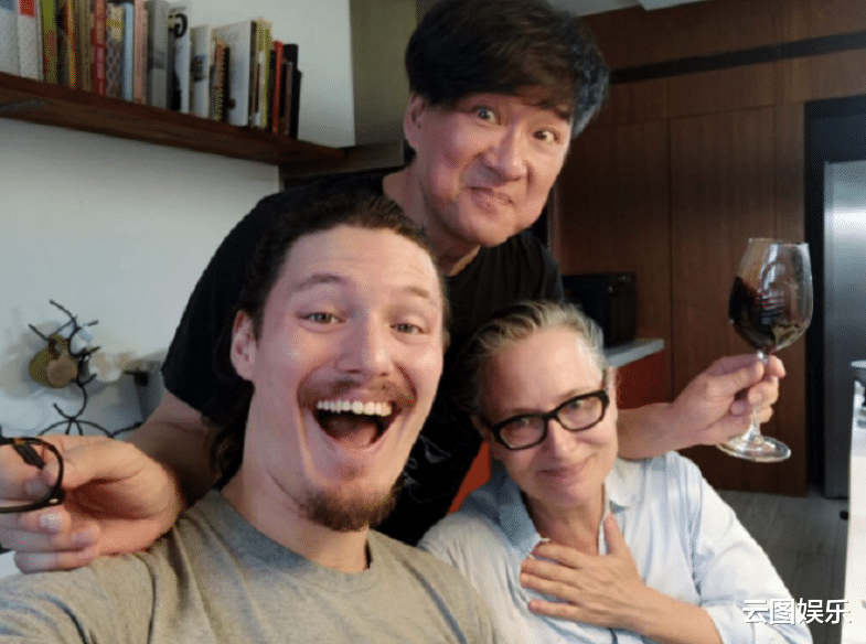 周华健|31岁儿子T台首秀，周华健60岁妻子罕现身支持，满头白发但气质好