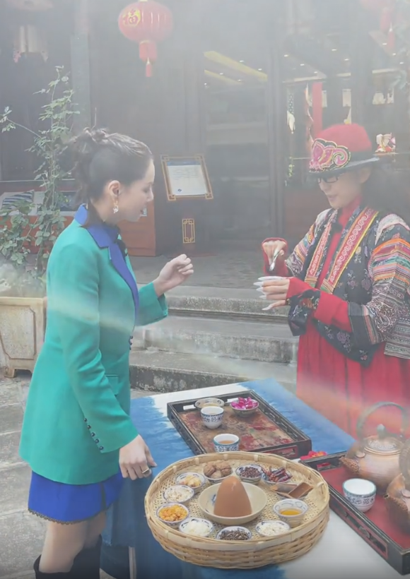 李若彤|63岁杨丽萍招待李若彤喝茶！后者小8岁颈纹明显，身材暴瘦显老态